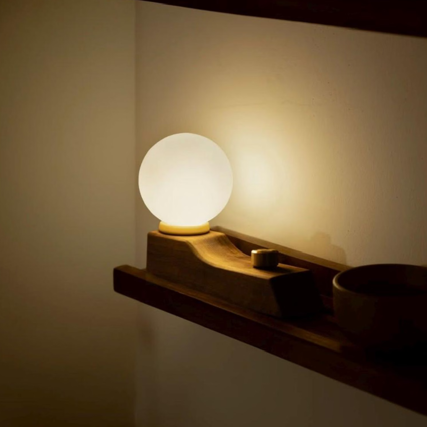 Lampe de table minimaliste à socle incurvé et globe lumineux