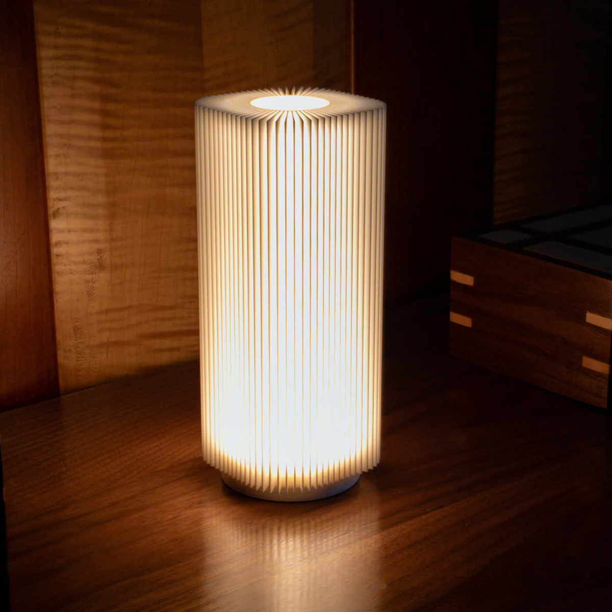 Lampe de table moderne cylindrique à stries verticales pour ambiance douce