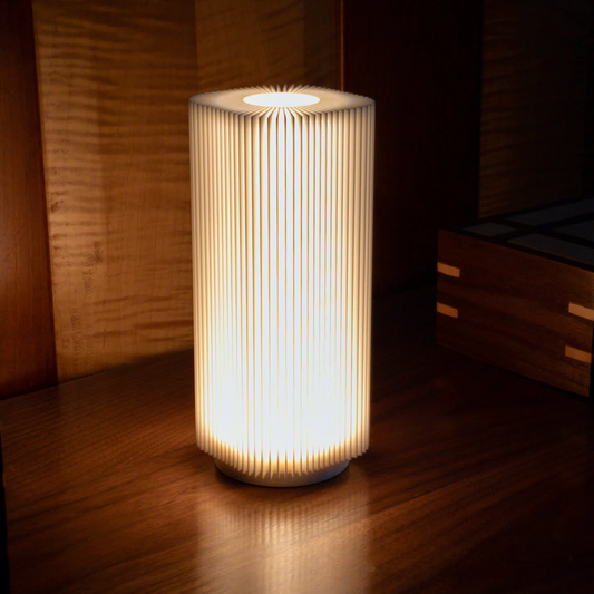 Lampe de table moderne cylindrique à stries verticales pour ambiance douce